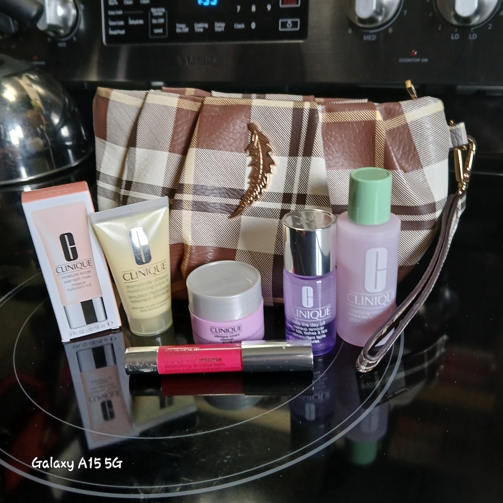 🧴Clinique Travel Size & Cato Wristlet Bundle
